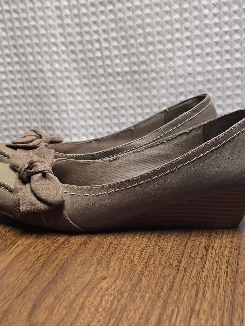 American Eagle Outfitters Taupe Wedge Bow Size 7.5